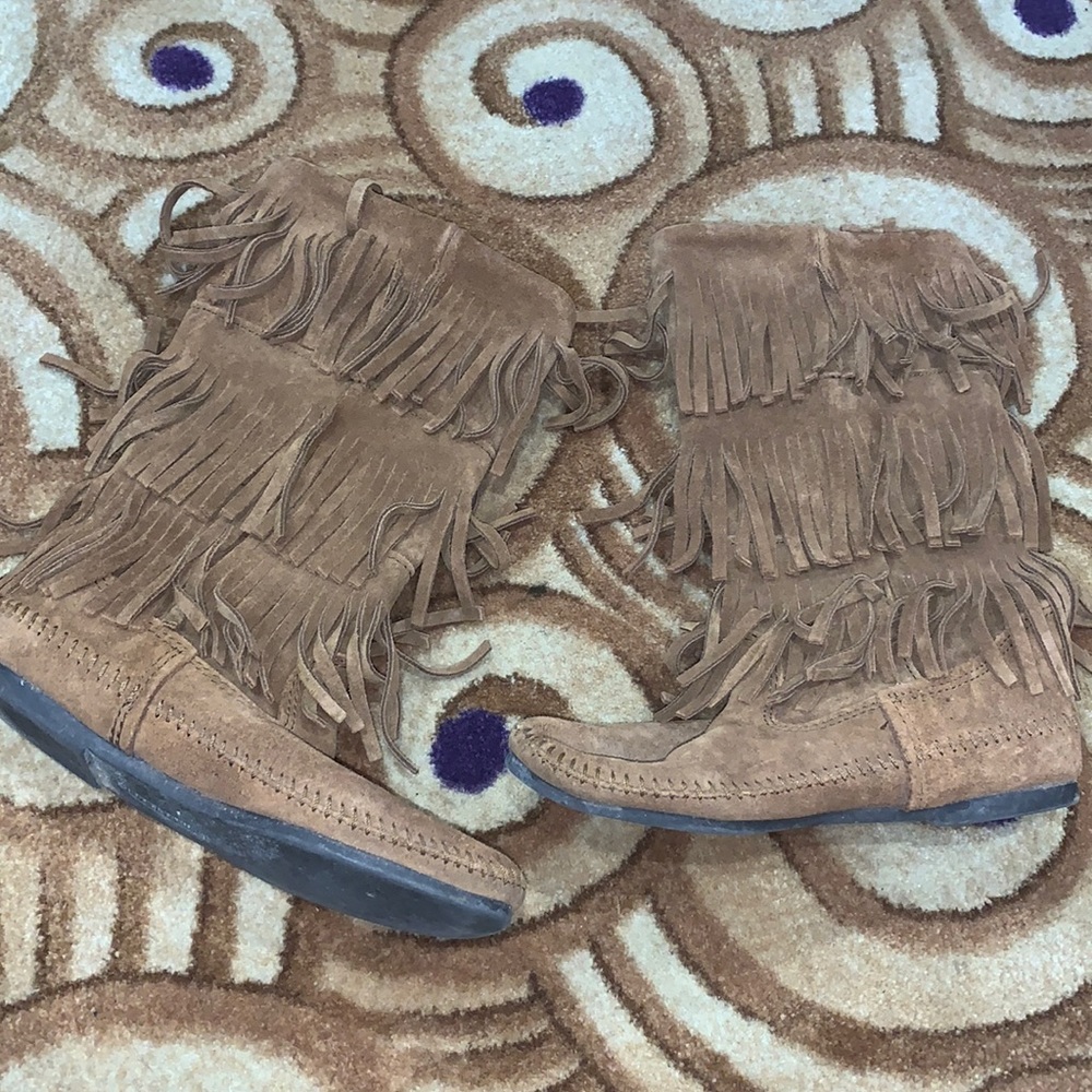 EUC Minnetonka size 7 leather fringe boot